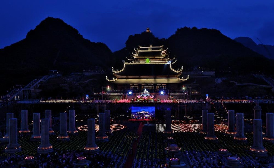 Toàn cảnh Đại lễ hoa đăng cầu nguyện hòa bình thế giới. (Ảnh: Thành Đạt/TTXVN)