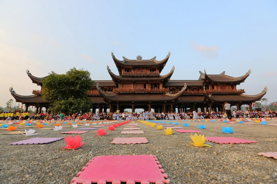 Các tăng ni, Phân tử chuẩn bị sẵn sàng cho Đại lễ hoa đăng cầu nguyện hòa bình thế giới. (Ảnh: Thành Đạt/TTXVN)