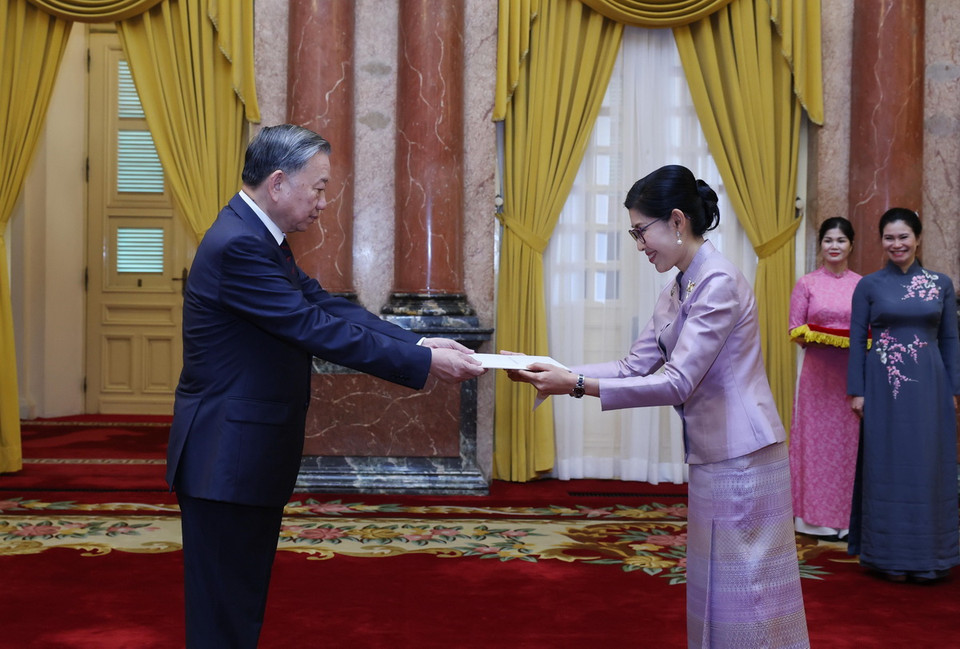 Tổng Bí thư, Chủ tịch nước Tô Lâm nhận Quốc thư từ Đại sứ Vương quốc Thái Lan tại Việt Nam Urawadee Sriphiromya. (Ảnh: Lâm Khánh/TTXVN)
