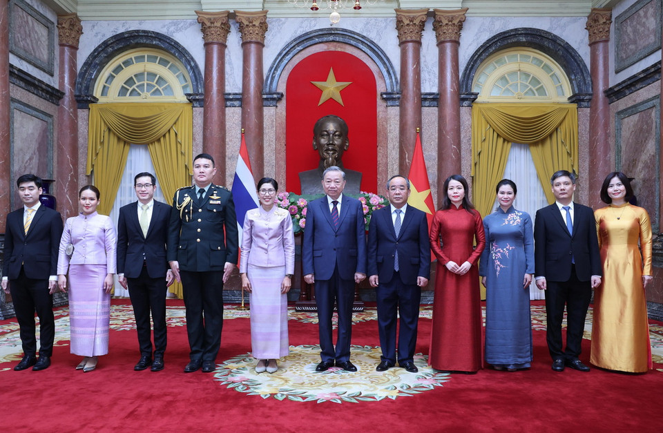 Tổng Bí thư, Chủ tịch nước Tô Lâm với Đại sứ Vương quốc Thái Lan tại Việt Nam Urawadee Sriphiromya và các đại biểu. (Ảnh: Lâm Khánh/TTXVN)