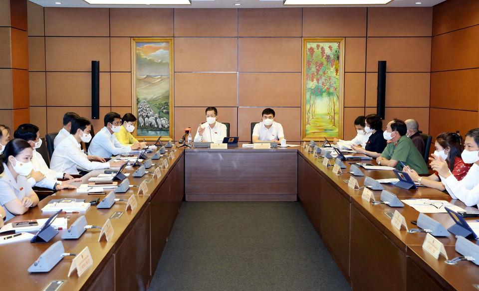  Đoàn đại biểu Quốc hội tỉnh Điện Biên, Quảng Ninh, TP Đà Nẵng, Khánh Hòa thảo luận ở tổ. (Ảnh: Phạm Kiên/TTXVN)