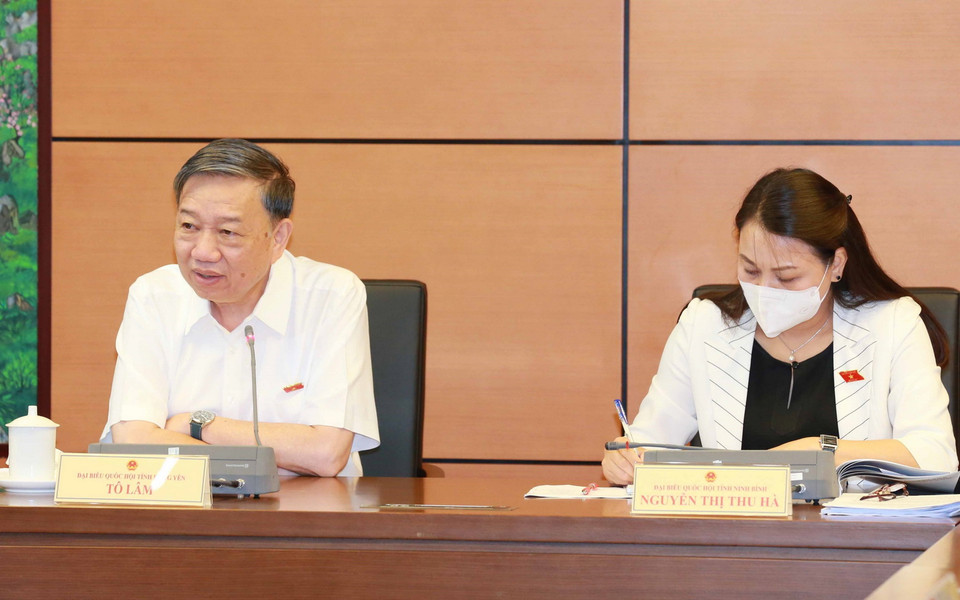 Đại tướng Tô Lâm, Ủy viên Bộ Chính Trị, Bộ trưởng Bộ Công an, đại biểu Quốc hội tỉnh Hưng Yên thảo luận tại tổ. (Ảnh: Phương Hoa/TTXVN)