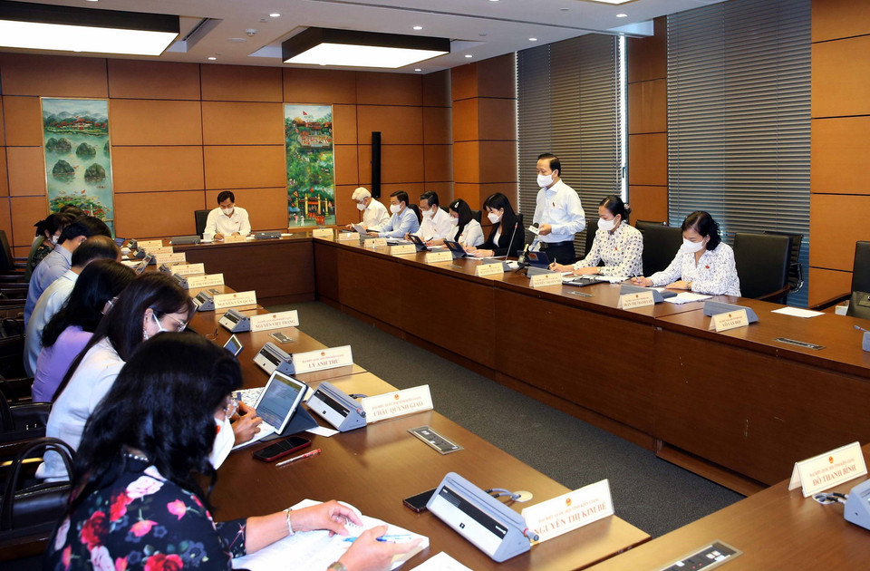  Đoàn đại biểu Quốc hội tỉnh Bình Dương, Hậu Giang, TP Cần Thơ, Bến Tre, Kiên Giang thảo luận tại tổ. (Ảnh: Phạm Kiên/TTXVN)