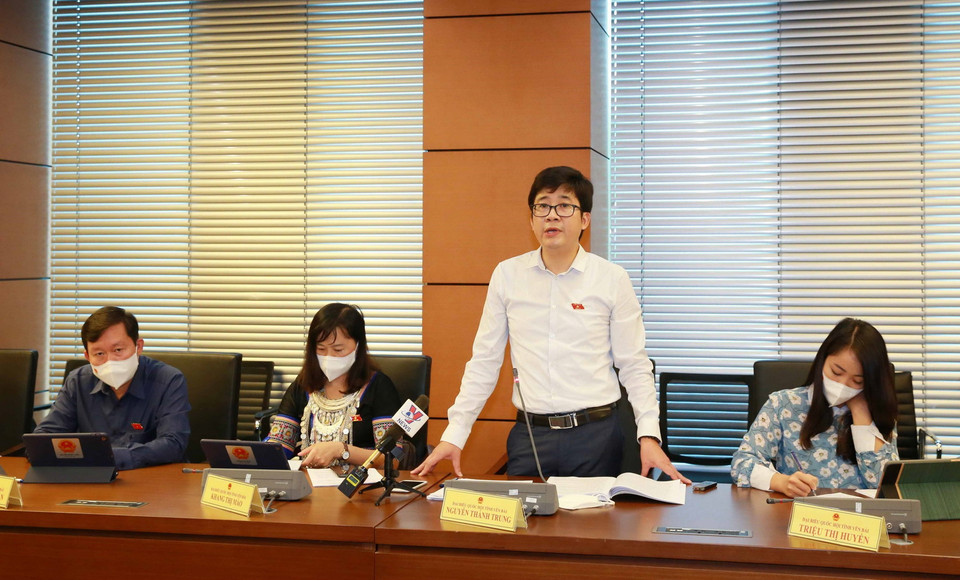 Đại biểu Quốc hội tỉnh Yên Bái Nguyễn Thành Trung thảo luận tại tổ. (Ảnh: Phương Hoa/TTXVN)