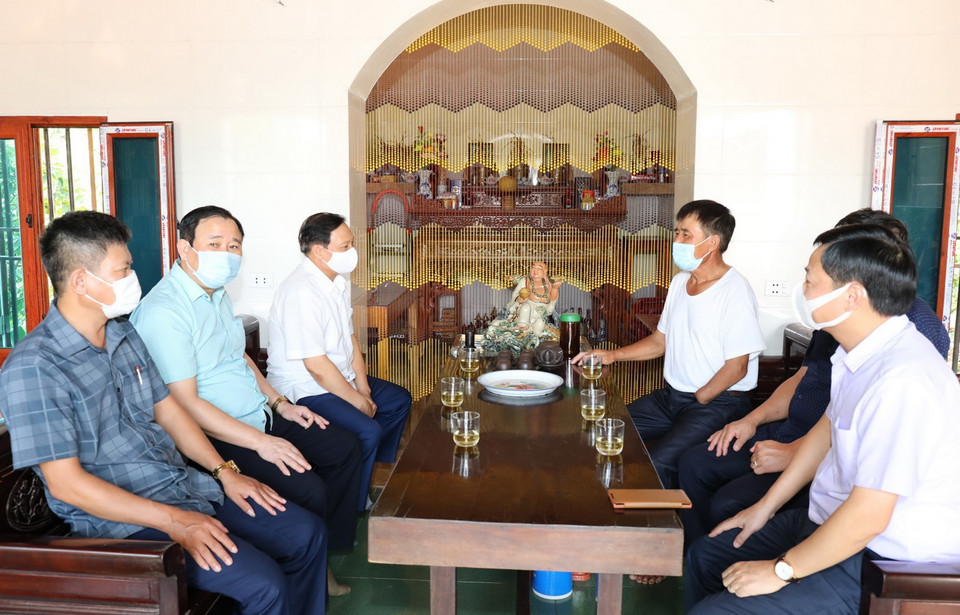  Thăm, tặng quà gia đình người có công tại huyện Kim Sơn. (Ảnh: Đức Phương/TTXVN)