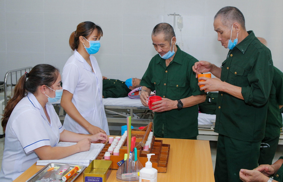  Thương, bệnh binh ở Trung tâm được thăm khám sức khỏe hàng ngày. (Ảnh: Thùy Dung/TTXVN)