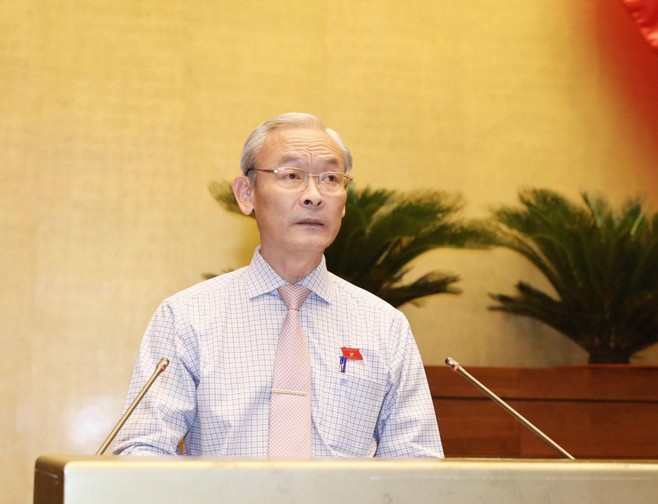 Chủ nhiệm Ủy ban Tài chính, Ngân sách của Quốc hội Nguyễn Phú Cường trình bày Báo cáo thẩm tra về kế hoạch tài chính quốc gia, kế hoạch vay, trả nợ công 5 năm giai đoạn 2021-2025. (Ảnh: Phương Hoa/TTXVN)