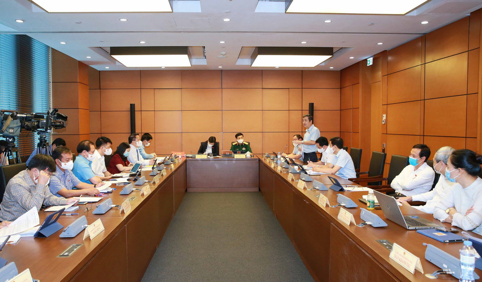 Đại biểu các Quốc hội tỉnh Thái Bình, Thái Nguyên, Kon Tum thảo luận tại tổ. (Ảnh: Phương Hoa/TTXVN)