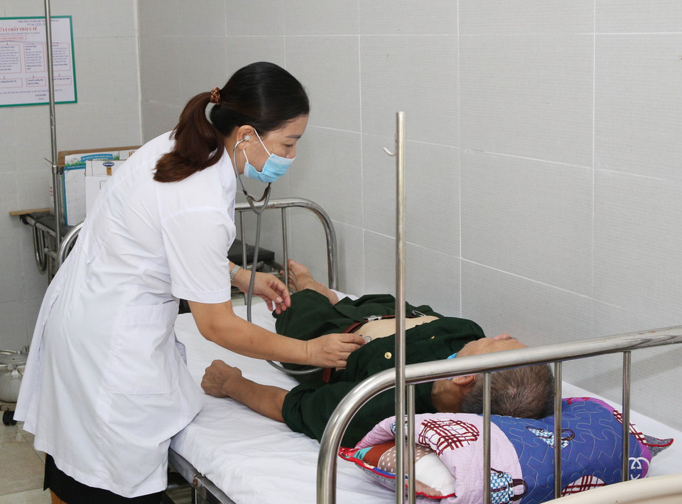  Thương, bệnh binh ở Trung tâm được thăm khám sức khỏe hàng ngày. (Ảnh: Thùy Dung/TTXVN)