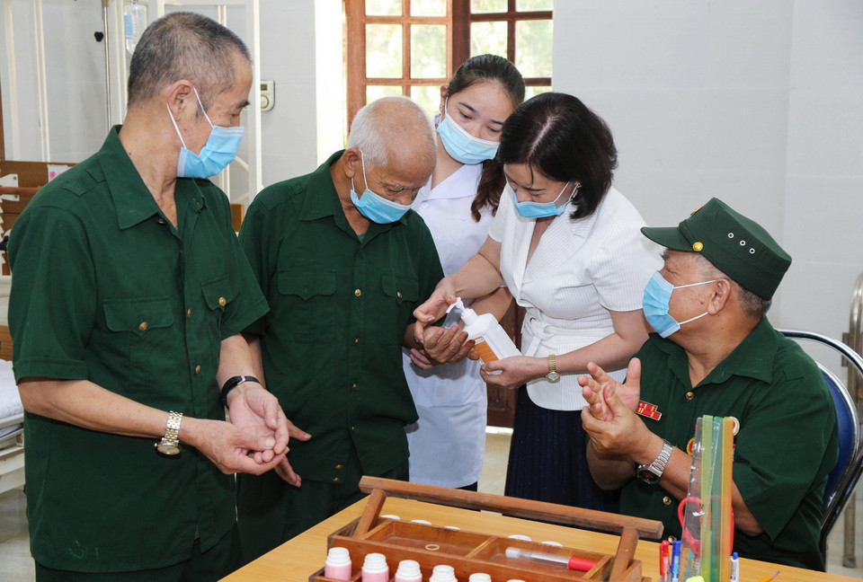  Thương, bệnh binh ở Trung tâm được hướng dẫn cách phòng chống dịch COVID-19. (Ảnh: Thùy Dung/TTXVN)