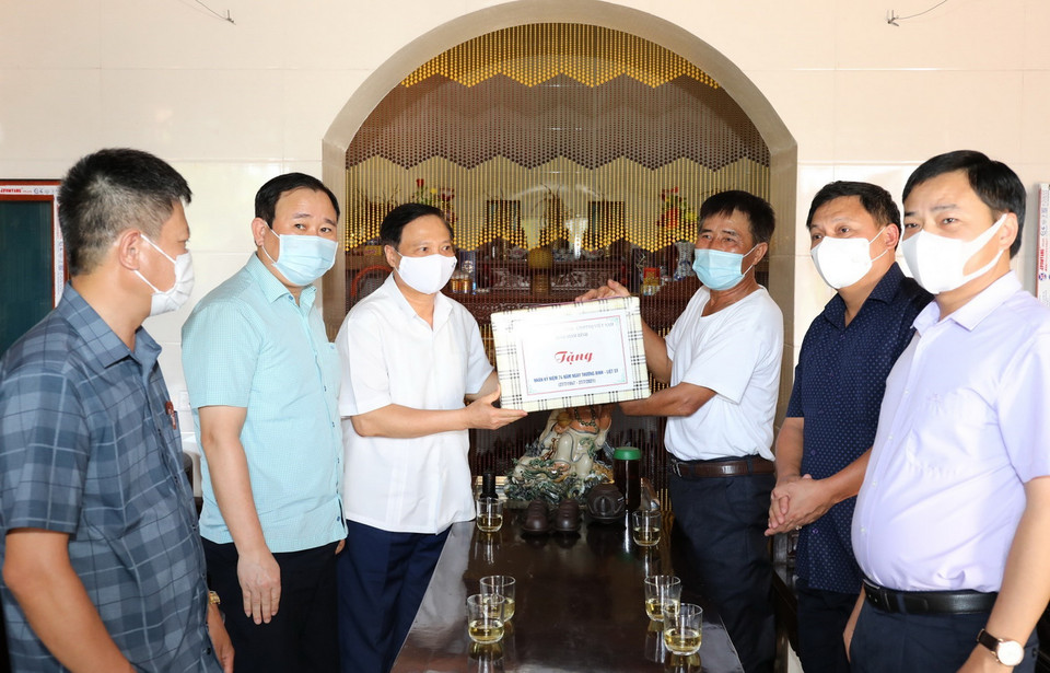  Thăm, tặng quà gia đình người có công tại huyện Kim Sơn. (Ảnh: Đức Phương/TTXVN)