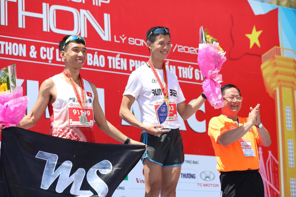 Ông Lê Xuân Sơn-Tổng biên tập báo Tiền Phong trao tặng huy chương cho những vận động viên có thành tích xuất sắc. (Ảnh: Lâm Phan/Vietnam+)