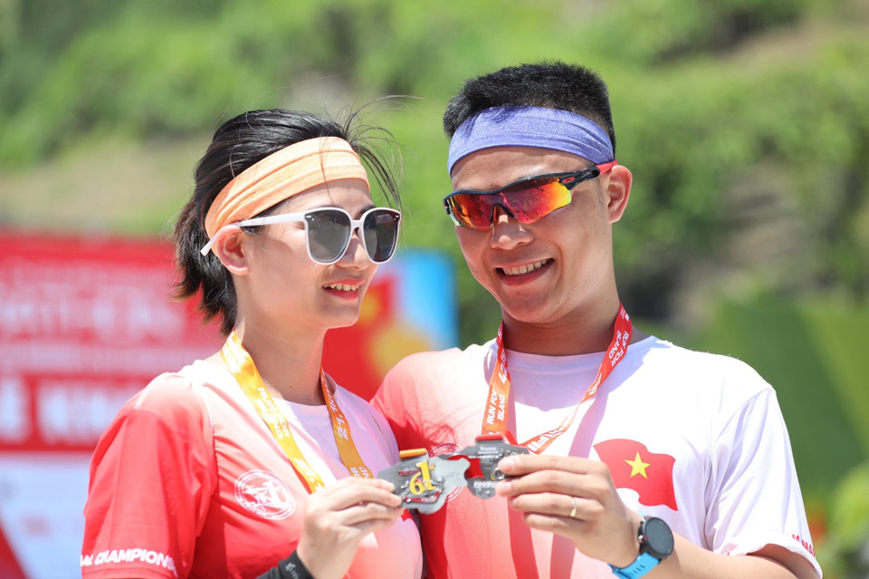 Một đôi bạn trẻ ăn mừng khi nhận được tấm huy chương. (Ảnh: Lâm Phan/Vietnam+)