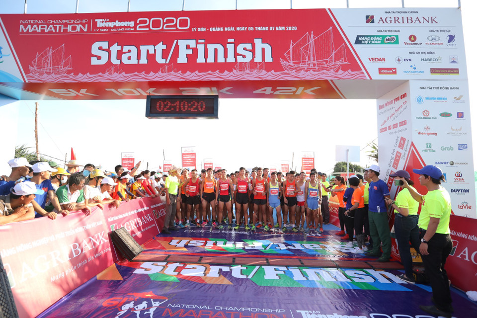 Giải vô địch quốc gia Marathon và cự ly dài báo Tiền Phong lần thứ 61 do Liên đoàn Điền kinh Việt Nam phối hợp với Sở Văn hóa, Thể thao và Du lịch tỉnh Quảng Ngãi, báo Tiền Phong tổ chức tại đảo Lý Sơn, tỉnh Quảng Ngãi. (Ảnh: Lâm Phan/Vietnam+)