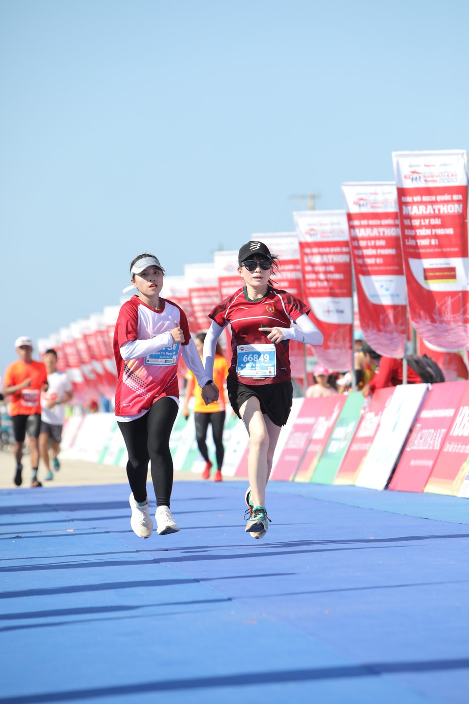 Cách ăn mừng đặc biệt của 2 vận động viên nữ tham gia giải năm nay. (Ảnh: Lâm Phan/Vietnam+)