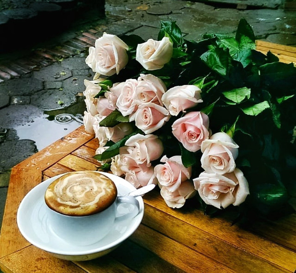 Đứng ở vị trí thứ 32 trong bảng xếp hạng là càphê trứng, đây là loại thức uống kết hợp giữa cà phê đen đặc và lòng đỏ trứng đã được đánh bông, tạo nên một lớp bọt thơm ngon. Càphê trứng thường sẽ được đựng trong cốc thấp và đặt trong một bát nước nóng để đảm bảo đồ uống luôn ngon trong quá trình thưởng thức. (Ảnh: Phạm Hậu/TTXVN)