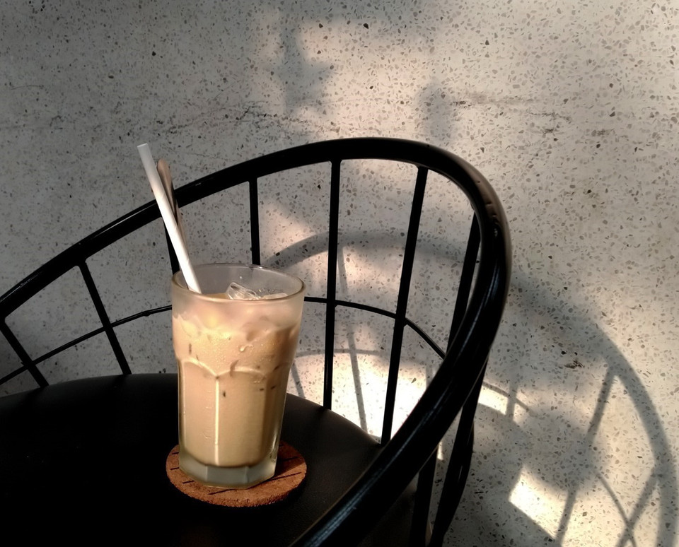 Tùy theo quán và nhu cầu của khách mà càphê sữa đá có thể được pha sẵn hoặc pha trong phin, để nhỏ giọt từ từ vào cốc có sữa đặc, đá để riêng; nhiều nơi sẽ phục vụ trà miễn phí sau khi uống càphê. (Ảnh: Phạm Hậu/TTXVN)