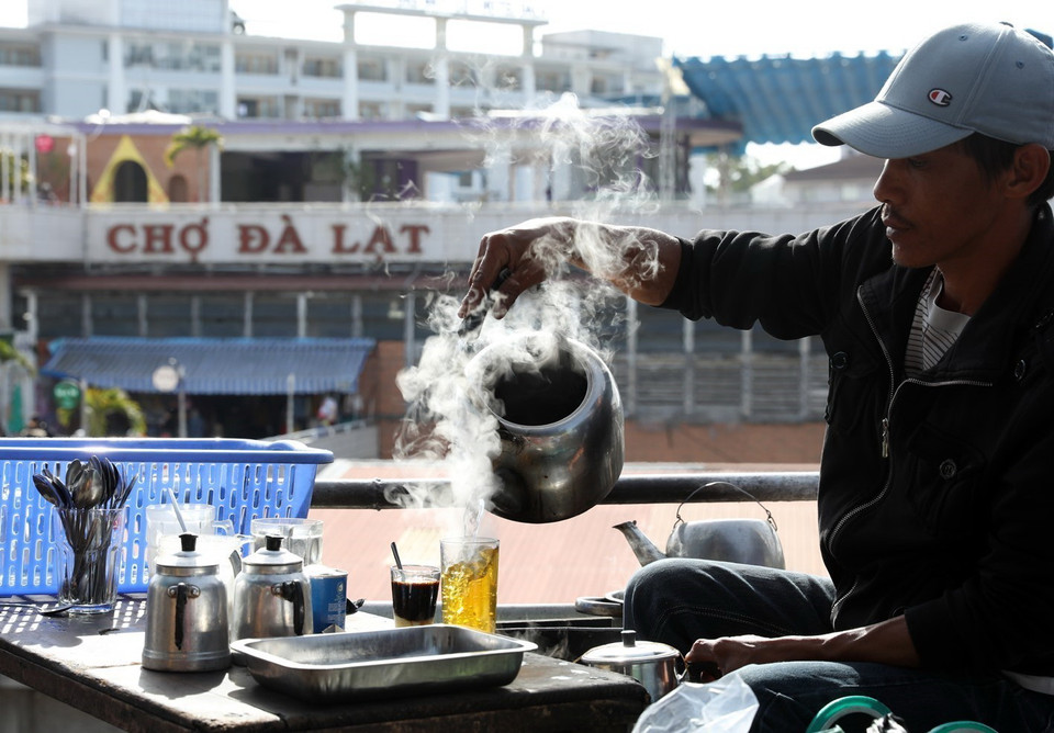 Tùy theo quán và nhu cầu của khách mà càphê sữa đá có thể được pha sẵn hoặc pha trong phin, để nhỏ giọt từ từ vào cốc có sữa đặc, đá để riêng; nhiều nơi sẽ phục vụ trà miễn phí sau khi uống càphê. (Ảnh: Phạm Hậu/TTXVN)