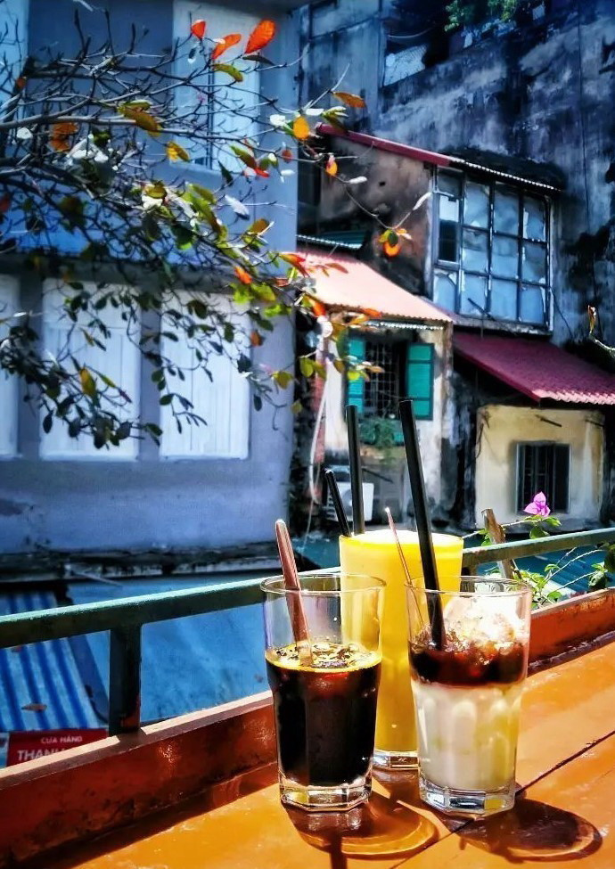 Trong bảng xếp hạng của TasteAtlas, càphê truyền thống Việt Nam (bên trái) xếp thứ 15, càphê sữa chua xếp vị trí thứ 47; càphê sữa chua được TasteAtlas đánh giá là “hơi lạ,” kết hợp giữa càphê phin đen, sữa chua, sữa đặc và đá. (Ảnh: Phạm Hậu/TTXVN)