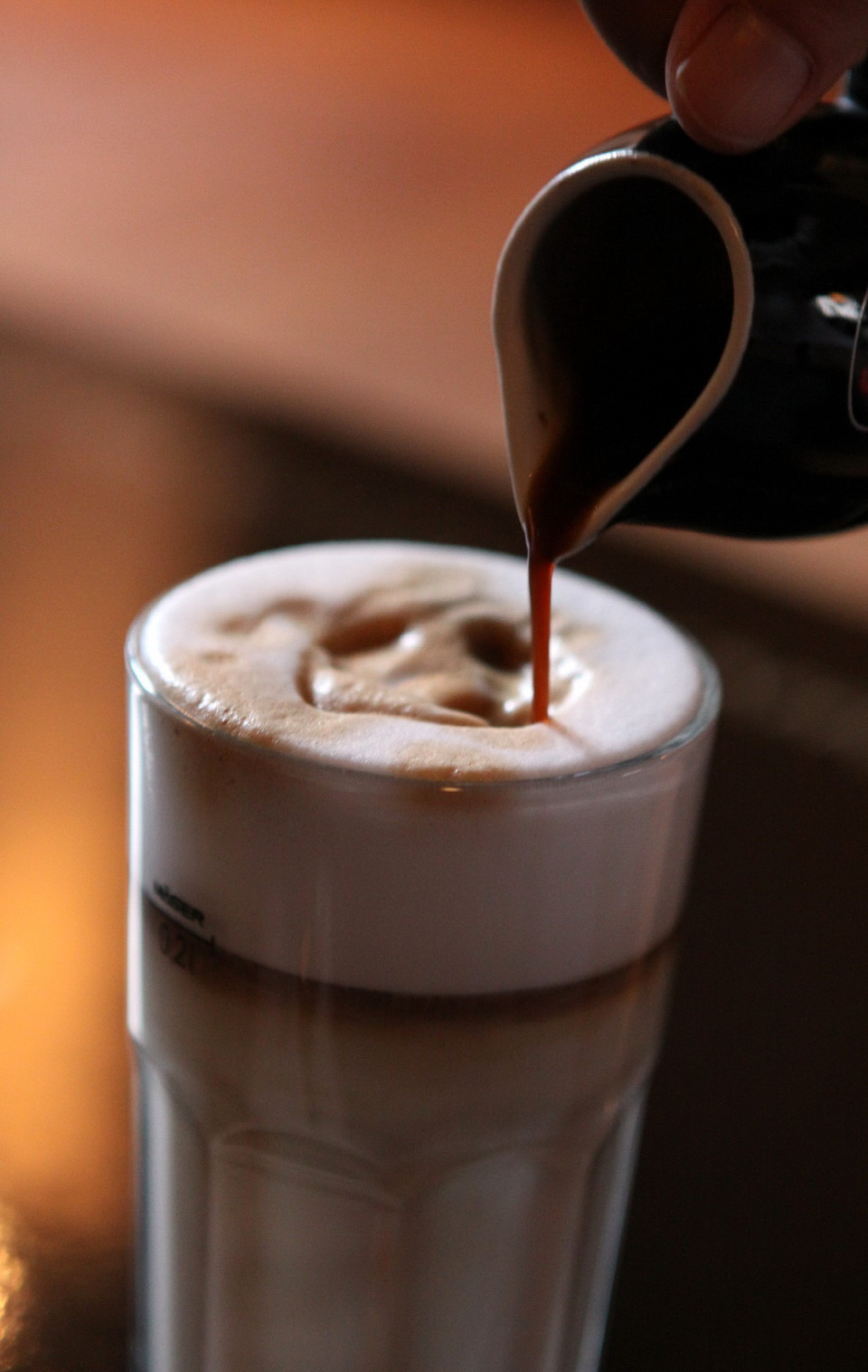 Càphê sữa đá có thể được pha sẵn hoặc pha trong phin, để nhỏ giọt từ từ vào cốc có sữa đặc, đá để riêng. (Ảnh: Phạm Hậu/TTXVN)