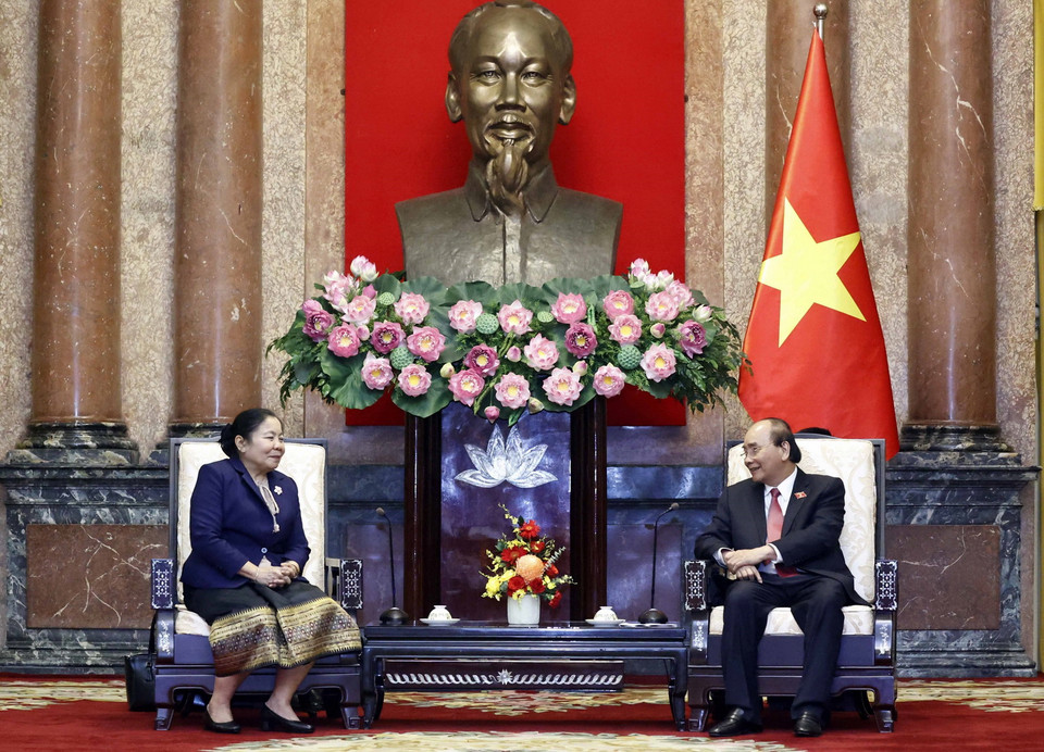 Chủ tịch nước Nguyễn Xuân Phúc tiếp Trưởng Ban Tổ chức TW Đảng NDCM Lào Sisay Leudetmounsone. (Ảnh: Thống Nhất/TTXVN)