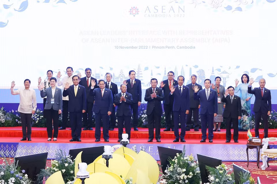 Thủ tướng Phạm Minh Chính và các nguyên thủ, người đứng đầu Chính phủ các nước ASEAN với đại diện Đại hội đồng Liên nghị viện ASEAN chụp ảnh chung. (Ảnh: Dương Giang/TTXVN)