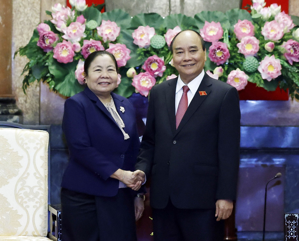 Chủ tịch nước Nguyễn Xuân Phúc tiếp Trưởng Ban Tổ chức TW Đảng NDCM Lào Sisay Leudetmounsone. (Ảnh: Thống Nhất/TTXVN)