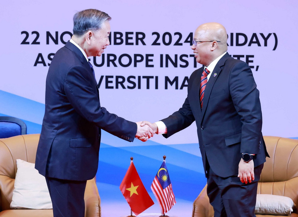 Tổng Bí thư Tô Lâm và lãnh đạo trường Đại học Quốc gia Malaya. (Ảnh: Thống Nhất/TTXVN)