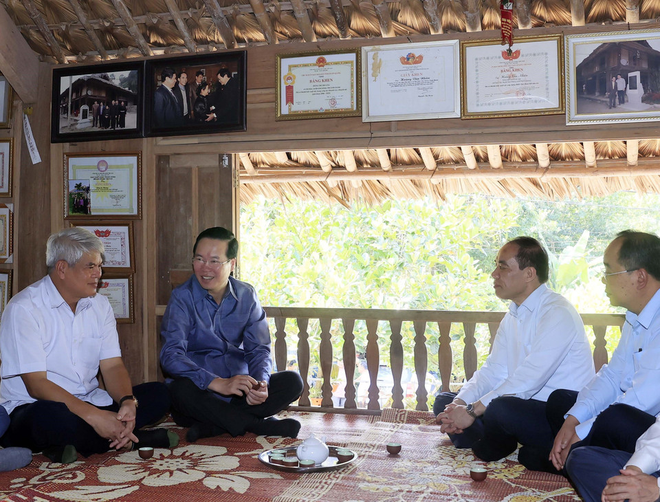 Chủ tịch nước Võ Văn Thưởng thăm gia đình ông Hoàng Văn Nhiên, cháu nội ông Hoàng Trung Dân tại thôn Tân Lập xã Tân Trào, huyện Sơn Dương, tỉnh Tuyên Quang (nơi Đại tướng Võ Nguyên Giáp đã ở và làm việc từ tháng 5 đến tháng 8/1945). (Ảnh: Thống Nhất/TTXVN) 