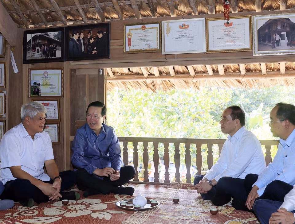 Chủ tịch nước Võ Văn Thưởng thăm gia đình ông Hoàng Văn Nhiên, cháu nội ông Hoàng Trung Dân tại thôn Tân Lập xã Tân Trào, huyện Sơn Dương, tỉnh Tuyên Quang (nơi Đại tướng Võ Nguyên Giáp đã ở và làm việc từ tháng 5 đến tháng 8/1945). (Ảnh: Thống Nhất/TTXVN) 