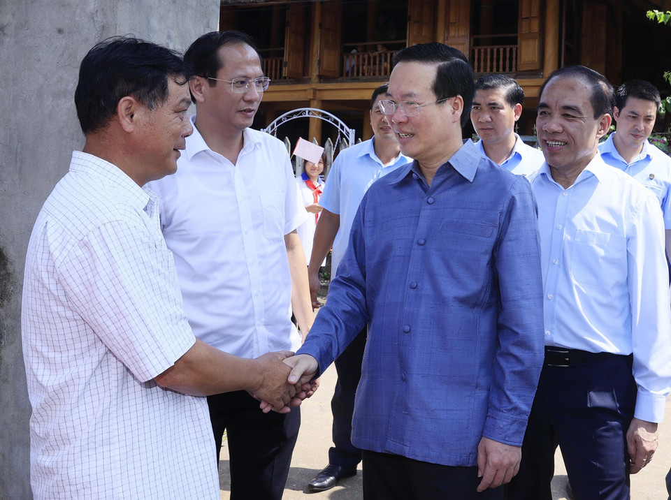 Chủ tịch nước Võ Văn Thưởng đến thăm gia đình ông Nguyễn Văn Bế, cháu nội ông Nguyễn Tiến Sự (gia đình có công với cách mạng) - nơi làm việc của Chủ tịch Hồ Chí Minh từ ngày 21/5 đến cuối tháng 5/1945, tại thôn Tân Lập, xã Tân Trào, huyện Sơn Dương, tỉnh Tuyên Quang. (Ảnh: Thống Nhất/TTXVN)