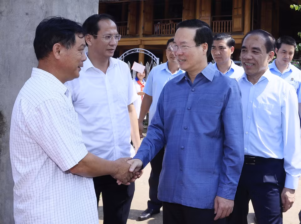 Chủ tịch nước Võ Văn Thưởng đến thăm gia đình ông Nguyễn Văn Bế, cháu nội ông Nguyễn Tiến Sự (gia đình có công với cách mạng) - nơi làm việc của Chủ tịch Hồ Chí Minh từ ngày 21/5 đến cuối tháng 5/1945, tại thôn Tân Lập, xã Tân Trào, huyện Sơn Dương, tỉnh Tuyên Quang. (Ảnh: Thống Nhất/TTXVN)