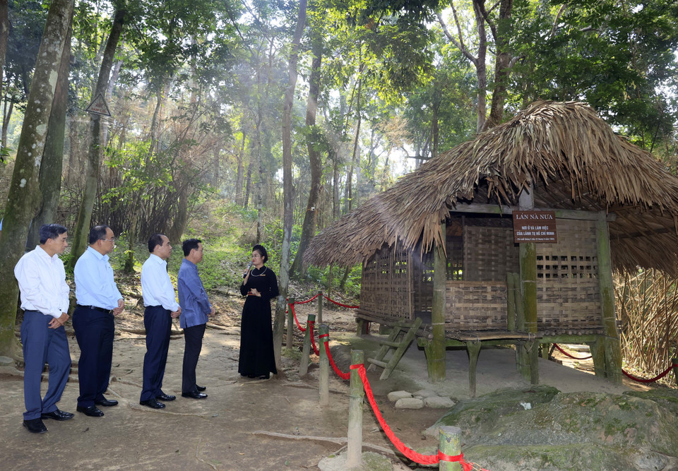 Chủ tịch nước Võ Văn Thưởng thăm di tích Lán Nà Nưa. (Ảnh: Thống Nhất/TTXVN) 