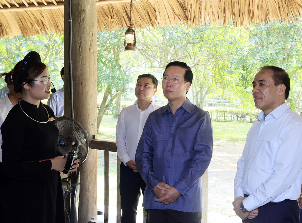 Chủ tịch nước Võ Văn Thưởng thăm Đình Tân Trào, nơi diễn ra Quốc dân Đại hội, tiền thân của Quốc hội Việt Nam. (Ảnh: Thống Nhất/TTXVN)