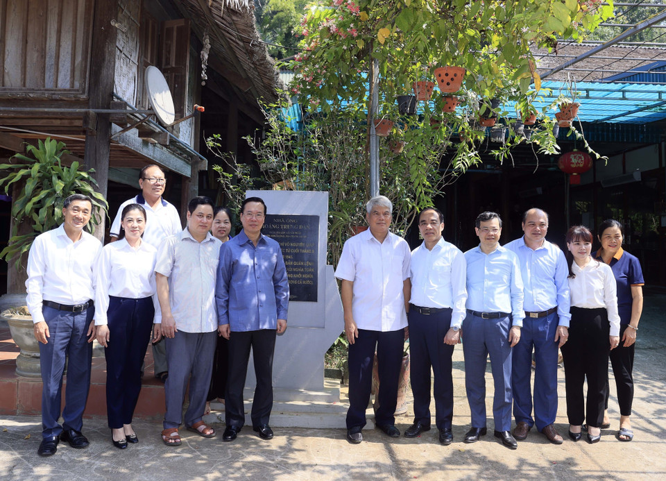 Chủ tịch nước Võ Văn Thưởng thăm gia đình ông Hoàng Văn Nhiên, cháu nội ông Hoàng Trung Dân tại thôn Tân Lập xã Tân Trào, huyện Sơn Dương, tỉnh Tuyên Quang (nơi Đại tướng Võ Nguyên Giáp đã ở và làm việc từ tháng 5 đến tháng 8/1945). (Ảnh: Thống Nhất/TTXVN)