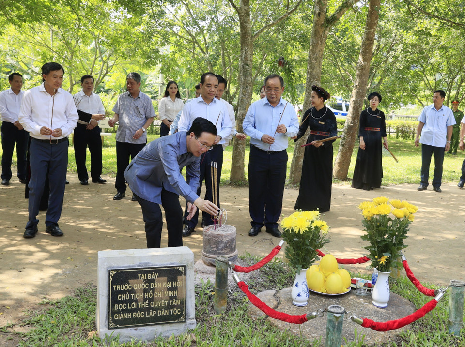 Chủ tịch nước Võ Văn Thưởng dâng hương tại Đình Tân Trào, nơi diễn ra Quốc dân Đại hội, tiền thân của Quốc hội Việt Nam. (Ảnh: Thống Nhất/TTXVN)