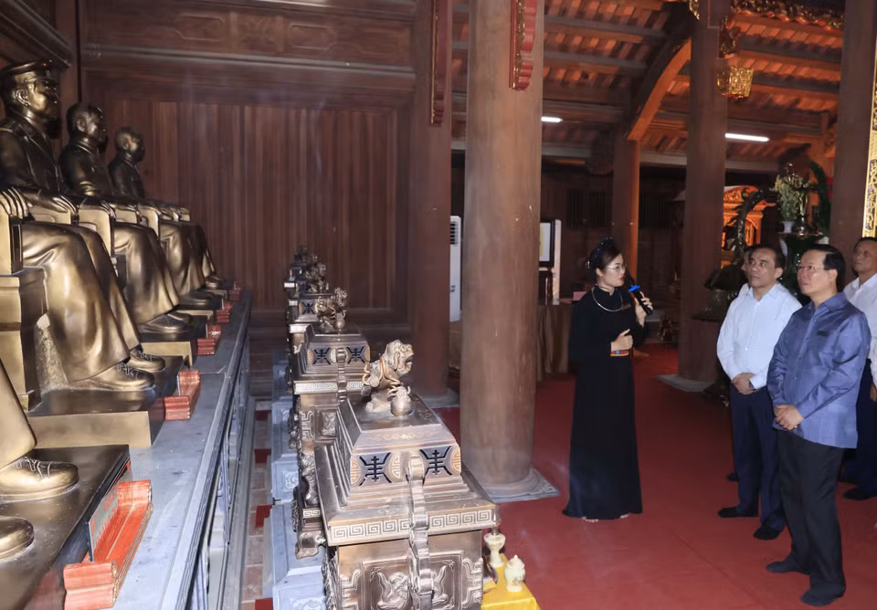 Chủ tịch nước Võ Văn Thưởng thăm Khu tưởng niệm các vị tiền bối cách mạng. (Ảnh: Thống Nhất/TTXVN)