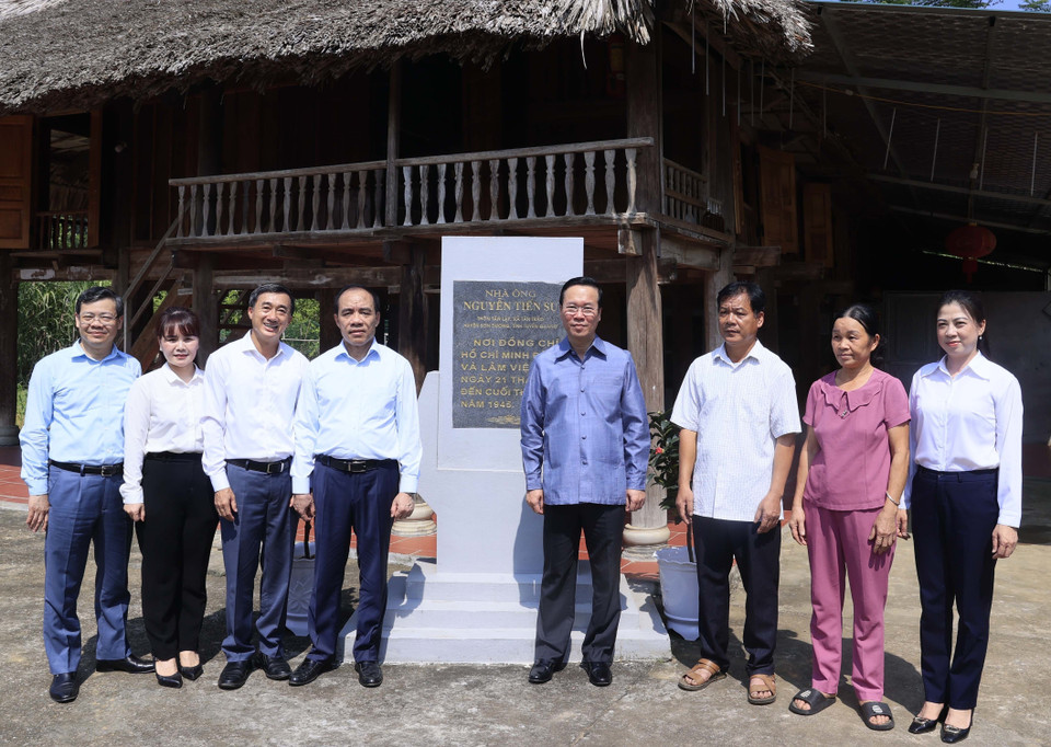 Chủ tịch nước Võ Văn Thưởng đến thăm gia đình ông Nguyễn Văn Bế, cháu nội ông Nguyễn Tiến Sự (gia đình có công với cách mạng) - nơi làm việc của Chủ tịch Hồ Chí Minh từ ngày 21/5 đến cuối tháng 5/1945, tại thôn Tân Lập, xã Tân Trào, huyện Sơn Dương, tỉnh Tuyên Quang. (Ảnh: Thống Nhất/TTXVN) 