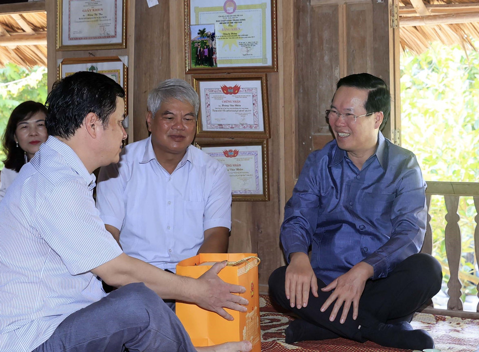 Chủ tịch nước Võ Văn Thưởng tặng quà gia đình ông Hoàng Văn Nhiên. (Ảnh: Thống Nhất/TTXVN)