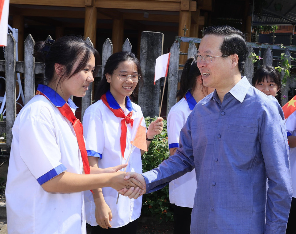 Chủ tịch nước Võ Văn Thưởng với các cháu học sinh tại thôn Tân Lập xã Tân Trào, huyện Sơn Dương, tỉnh Tuyên Quang. (Ảnh: Thống Nhất/TTXVN)