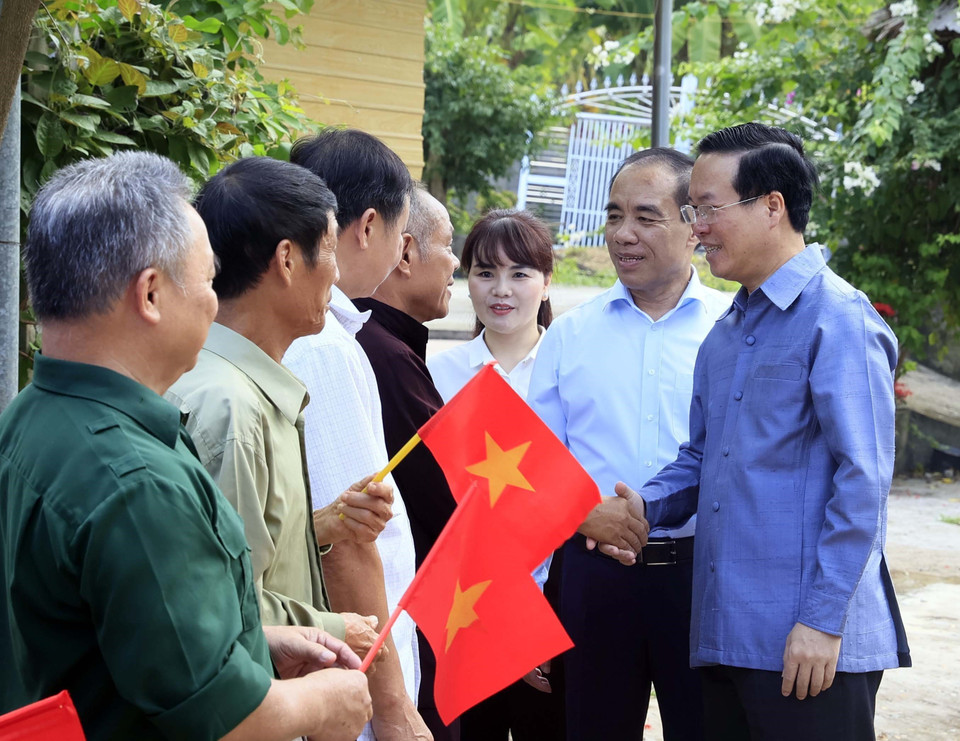 Chủ tịch nước Võ Văn Thưởng với nhân dân tại thôn Tân Lập xã Tân Trào, huyện Sơn Dương, tỉnh Tuyên Quang. (Ảnh: Thống Nhất/TTXVN) 