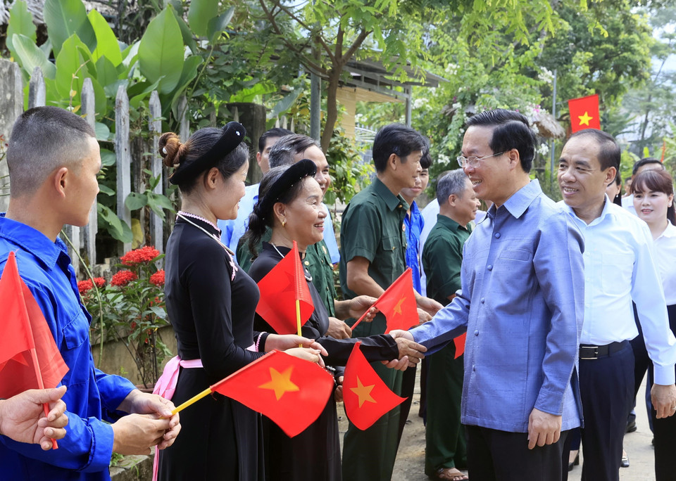 Chủ tịch nước Võ Văn Thưởng với nhân dân tại thôn Tân Lập xã Tân Trào, huyện Sơn Dương, tỉnh Tuyên Quang. (Ảnh: Thống Nhất/TTXVN) 