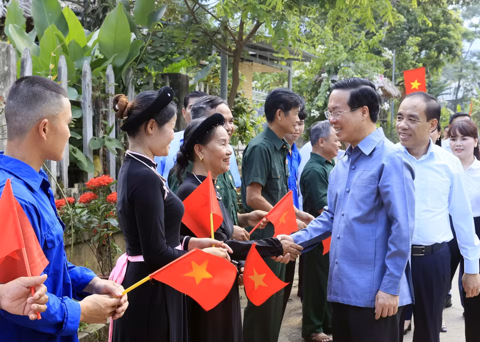 Chủ tịch nước Võ Văn Thưởng với nhân dân tại thôn Tân Lập xã Tân Trào, huyện Sơn Dương, tỉnh Tuyên Quang. (Ảnh: Thống Nhất/TTXVN) 