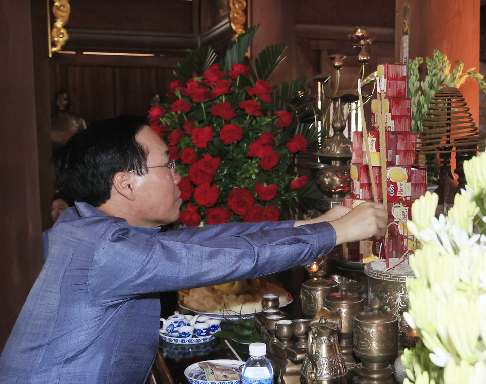 Chủ tịch nước Võ Văn Thưởng dâng hương tại Khu tưởng niệm các vị tiền bối cách mạng. (Ảnh: Thống Nhất/TTXVN)