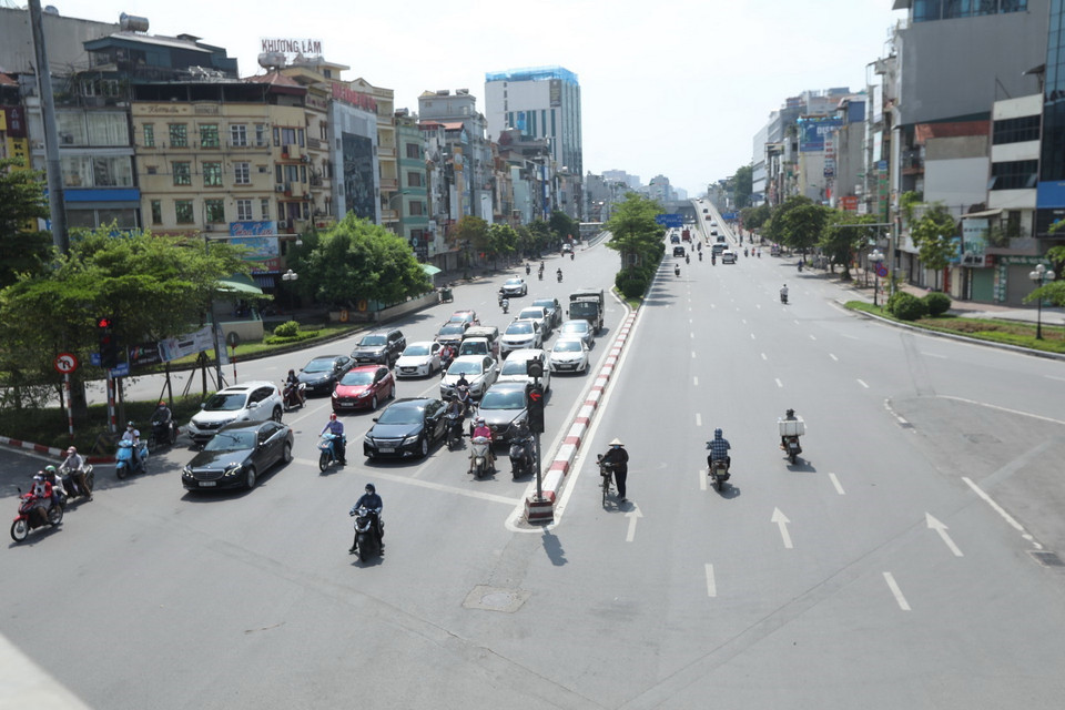  Không còn cảnh ùn tắc cục bộ tại nút giao tông Ngã Tư Sở. (Ảnh: Minh Quyết/TTXVN)