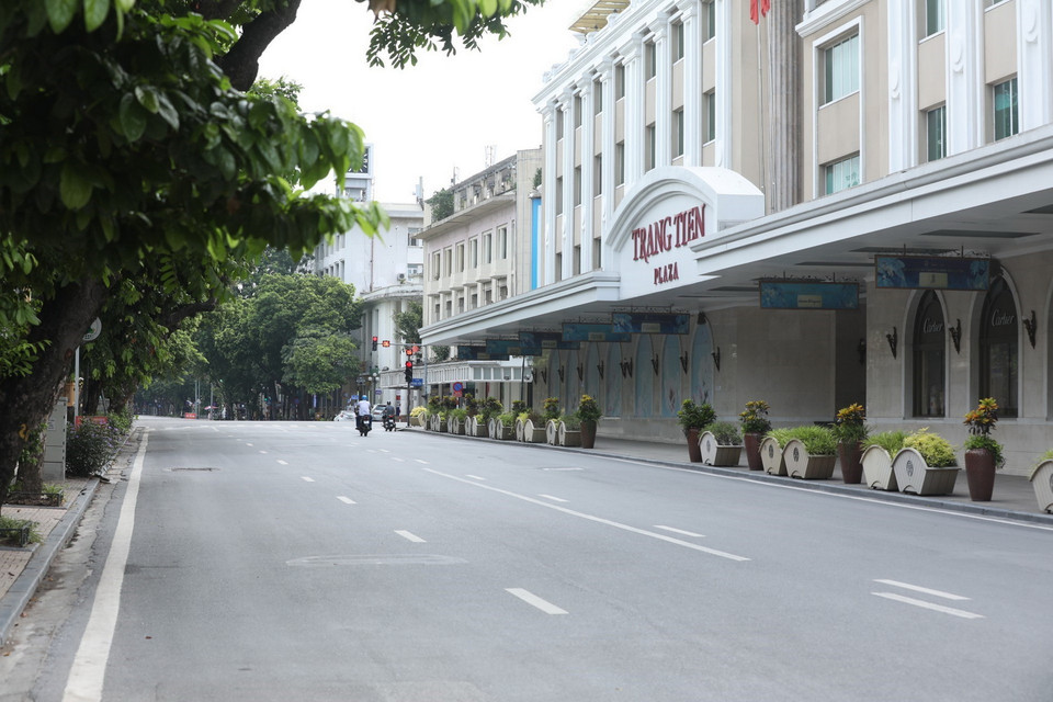  Đường phố Hà Nội vắng vẻ trong ngày đi làm đầu tuần. (Ảnh: Minh Quyết/TTXVN)