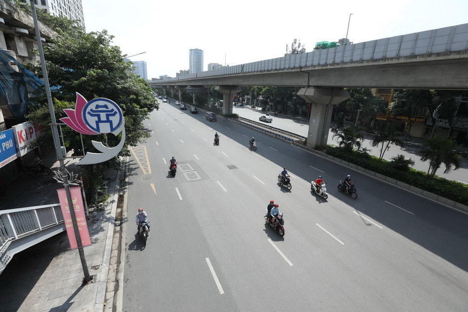 Mật độ giao thông trên đường Nguyễn Trãi, vắng vẻ hơn ngày thường. (Ảnh: Minh Quyết/TTXVN)