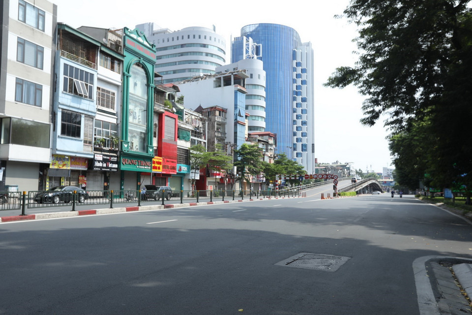 Trên đường Tây Sơn, mật độ giao thông giảm hẳn so với ngày thường. (Ảnh: Minh Quyết/TTXVN)