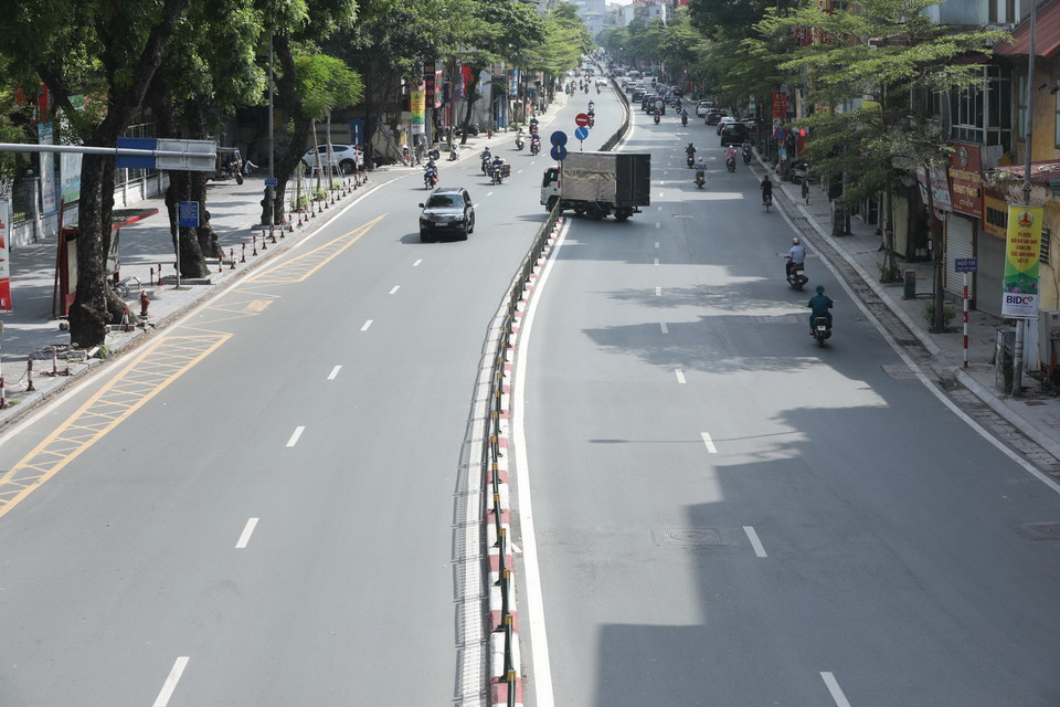 Trên đường Tây Sơn, mật độ giao thông giảm hẳn so với ngày thường. (Ảnh: Minh Quyết/TTXVN)