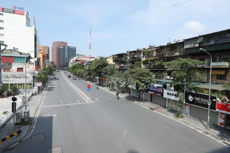 Phố Phạm Ngọc Thạch vắng vẻ trong ngày làm việc đầu tuần. (Ảnh: Minh Quyết/TTXVN)